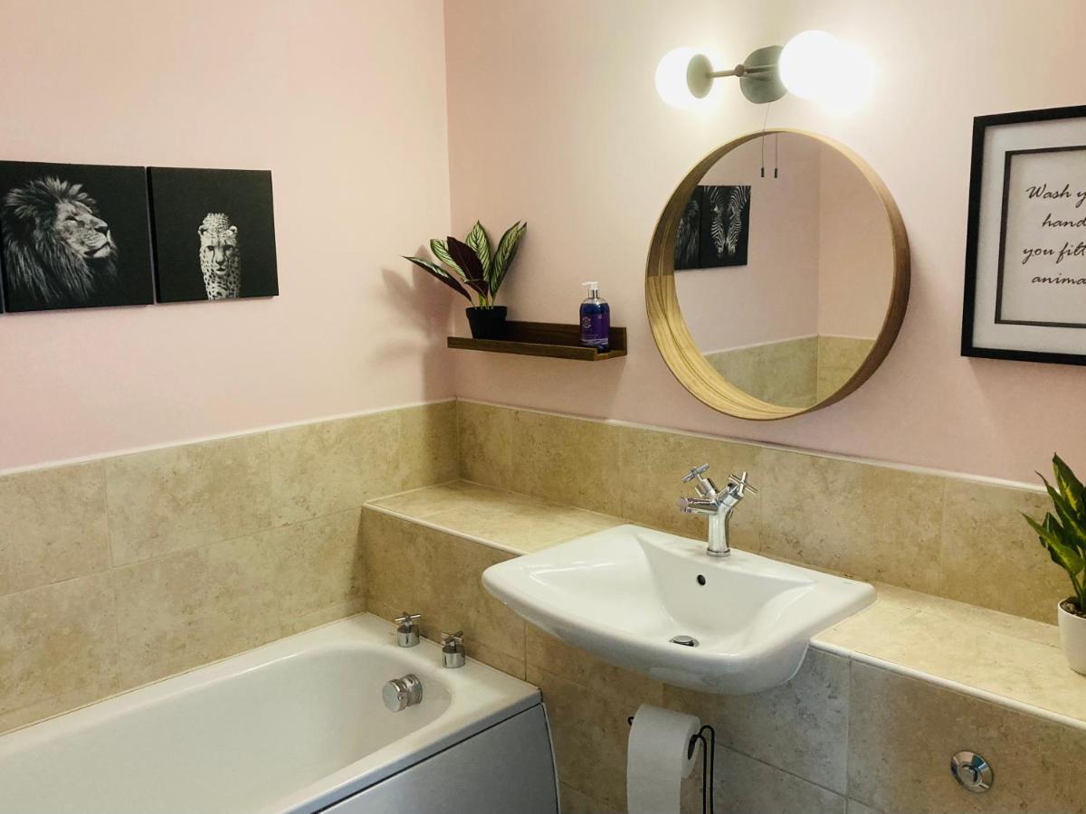 Jungle Escape, City Apartment With Parking & Terrace Chester Zewnętrze zdjęcie
