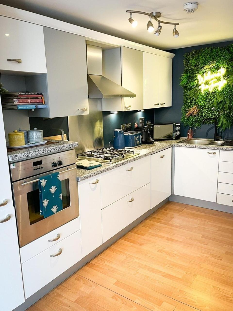 Jungle Escape, City Apartment With Parking & Terrace Chester Zewnętrze zdjęcie
